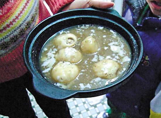 由于放置時間過久，鍋里的湯圓已經(jīng)非常大，湯圓皮上浮現(xiàn)很多白色物質(zhì)。