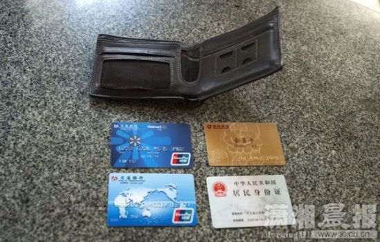 12月24日，長沙雨花區(qū)美聯(lián)天驕城，當事人范先生展示小偷寄回的錢包、身份證和銀行卡。