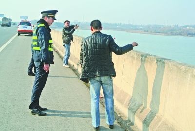 途經大橋停車撒網 兩男子高速公路上捕魚撈蝦 途經大橋停車撒網 兩男子高速公路上捕魚撈蝦