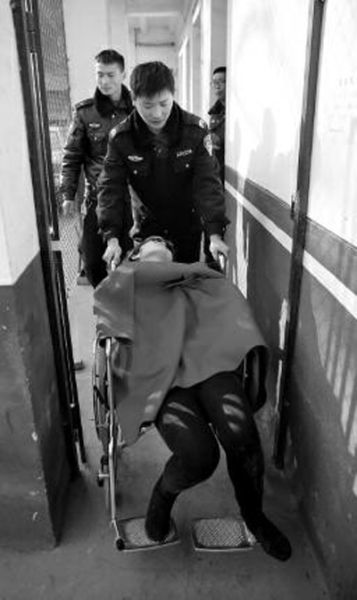 昨日，派出所民警帶女駕駛員賈某去醫(yī)院做檢查 記者 陳團(tuán)結(jié) 攝