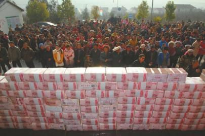 村民領取“年底分紅”。