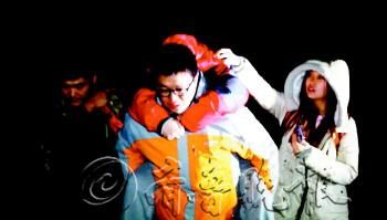 　途中女隊(duì)友小妮突發(fā)高燒，男隊(duì)員輪流背了她三個(gè)小時(shí)，直到網(wǎng)友開車來接