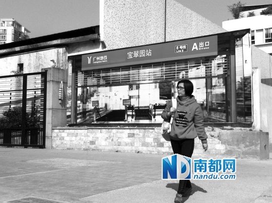 不少行人將這幅畫(huà)誤認(rèn)為是真地鐵站。南都記者 單小亮 攝