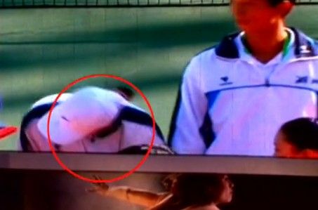 網(wǎng)友曝李娜九運會領獎臺上疑被當眾扇耳光(圖) 網(wǎng)友曝李娜九運會領獎臺上疑被當眾扇耳光(圖)