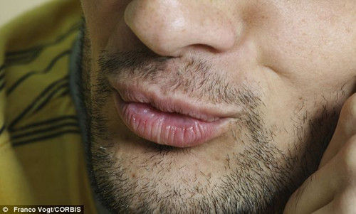 好色劫匪搶劫珠寶后親吻老板娘，留下的口水DNA成為了落網(wǎng)證據(jù)。