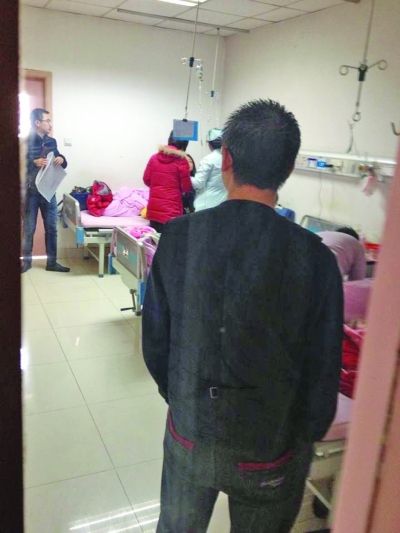 男孩一家神情凝重。