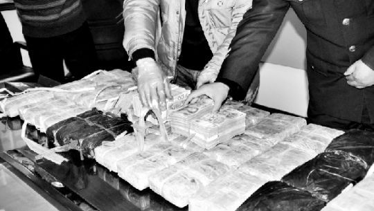 警方收繳的毒品和毒資。警方供圖