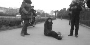 鄭大姐坐在地上，警方趕到進行施救。（視頻截圖由警方提供）