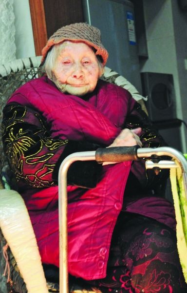 正在取暖的熊婆婆。見習(xí)記者 楊榮峰 攝