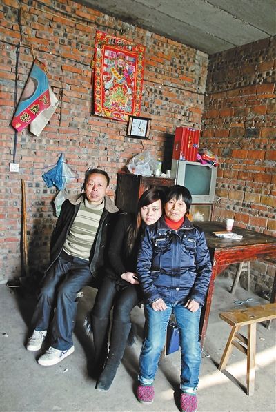 超生女謝先梅(中)、養(yǎng)父謝運才（左）、謝運才的嫂子唐富秀