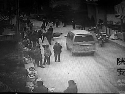 監(jiān)控錄像顯示，劉某側(cè)身行走時(shí)不慎跌倒，王某途經(jīng)此處時(shí)將其扶起（圖中畫圈處） 通訊員 何春地 攝