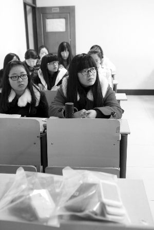 在限時斷網(wǎng)前，江大已有發(fā)起拒絕手機(jī)低頭族活動，圖為設(shè)立了手機(jī)暫存袋的課堂 吳奕 攝