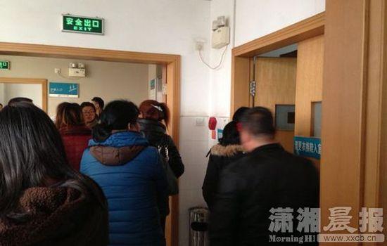 ICU搶救室前家屬。圖|瀟湘晨報記者 陳斌