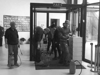 相關(guān)人員正在對(duì)園區(qū)消毒。讀者供圖