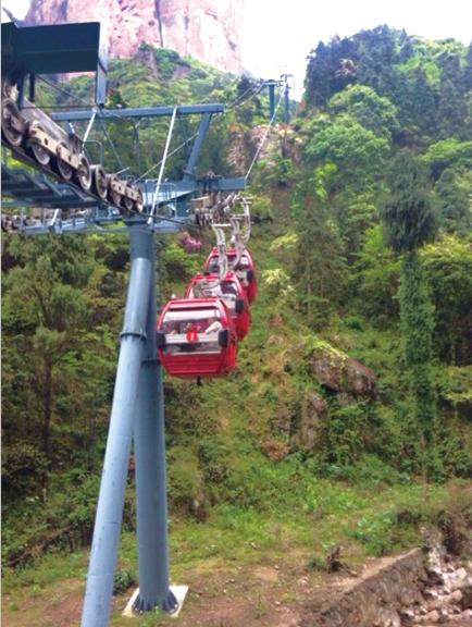 當(dāng)時還有3個轎廂懸在半空中。溫先生供圖