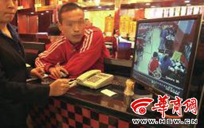 昨日，李女士展示從火鍋店抱回的火鍋，內有濕巾