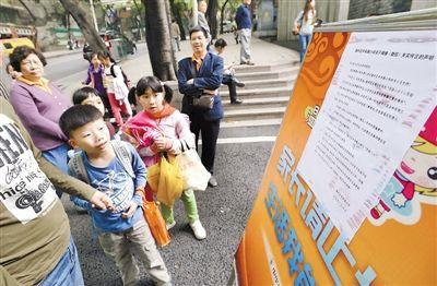 昨日，中華路小學(xué)貼出告示，提醒家長(zhǎng)不要相信傳言。