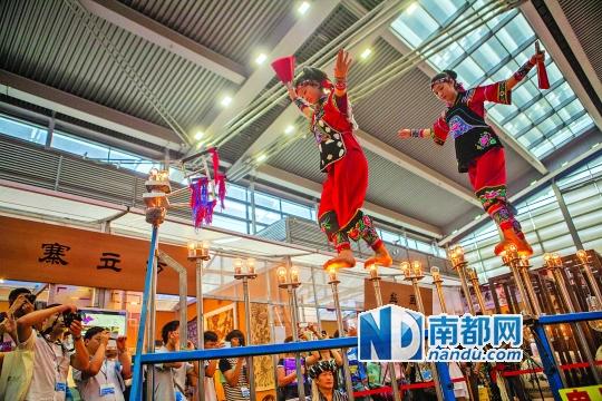 2號展館，苗族姑娘表演踩燈泡絕技《電光玫瑰》，赤腳踩上40瓦的燈泡并做出高難度動作。 南都記者 霍健斌 攝