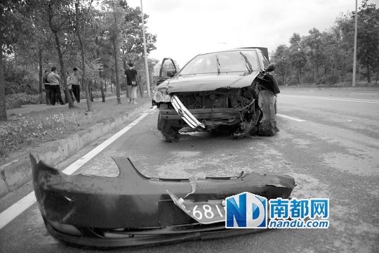 男子搶的比亞迪轎車車頭損毀嚴(yán)重。