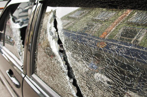 車窗玻璃被砍碎 車窗玻璃被砍碎