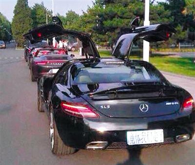 近日，一組“北體大畢業(yè)典禮豪車云集堪比車展”組圖在網(wǎng)絡(luò)爆紅。網(wǎng)絡(luò)截圖