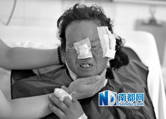 受狼群襲擊受傷較重的村民在接受救治。C FP圖片