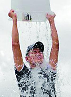 “冰桶挑戰(zhàn)”風靡全球 醫(yī)生提醒頸椎病患者慎行 “冰桶挑戰(zhàn)”風靡全球 醫(yī)生提醒頸椎病患者慎行