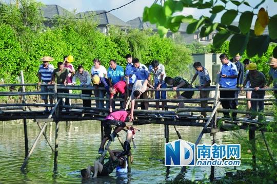 救援人員合力打撈起落水女孩，后經(jīng)醫(yī)護(hù)人員確認(rèn)已經(jīng)死亡。受訪者供圖