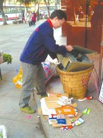 王光偉靠收廢品拾荒為生，每月僅有1000元的微薄收入。