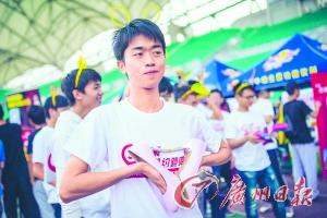 廣州大學城男生踩高跟鞋賽跑 跑后更懂體諒女友 廣州大學城男生踩高跟鞋賽跑 跑后更懂體諒女友