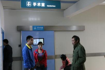 宇宇的父母和爺爺一直守候在手術(shù)室外。