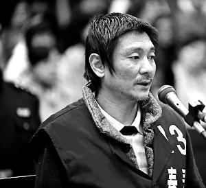 庭審時(shí)，鄭東稱自己想隨女兒一起去，請(qǐng)求法院判他死刑立即執(zhí)行