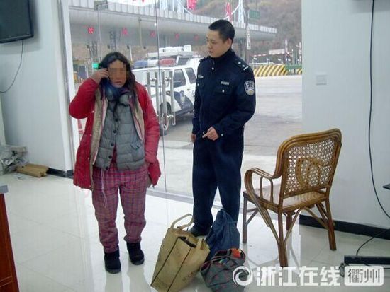 1月30日，衢州高速交警發(fā)現(xiàn)了徒步走在高速楓嶺關(guān)卡口的汪女士