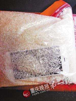 落水后，把手機放進大米里吸水