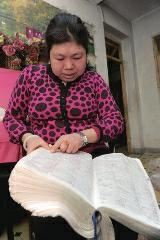 背單詞，是很多學(xué)生學(xué)習(xí)英語(yǔ)時(shí)最頭疼的事兒，而西安51歲大學(xué)英語(yǔ)老師李艷芝在兩年內(nèi)背完《英漢大詞典》22萬(wàn)個(gè)英語(yǔ)詞匯，學(xué)生稱(chēng)贊其為一本活的《英漢大詞典》；兒子自小患有自閉癥，生活不能自理，20年前又與丈夫離婚，面對(duì)生活的不幸，她秉承“你必須一直向前”的信念。