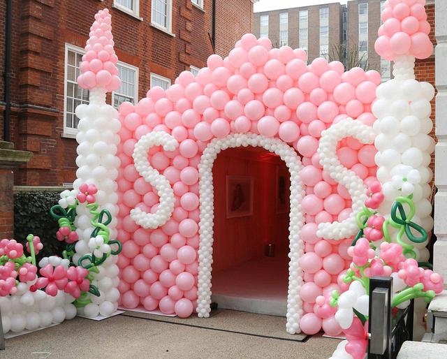 生日宴會入口處用氣球搭建成一個城堡模樣。