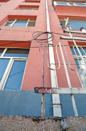 12歲女孩從6樓陽臺墜下 身體被樓下鐵柵欄刺穿 12歲女孩從6樓陽臺墜下 身體被樓下鐵柵欄刺穿