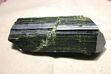 近日，商南縣奇石愛好者潘某在青山鎮(zhèn)鐵礦開采區(qū)發(fā)現(xiàn)一塊疑似綠簾石，有待相關(guān)專家和權(quán)威機(jī)構(gòu)認(rèn)定。