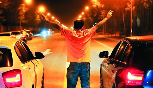2013年8月25日凌晨，北京，在東壩大街路口進(jìn)行的一場(chǎng)飆車。