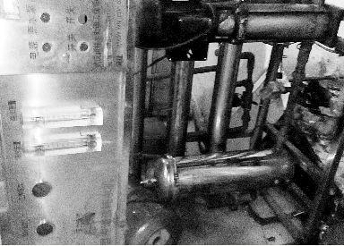 水站成販假重災(zāi)區(qū) 漢陽某無證水廠使用的破舊設(shè)備。