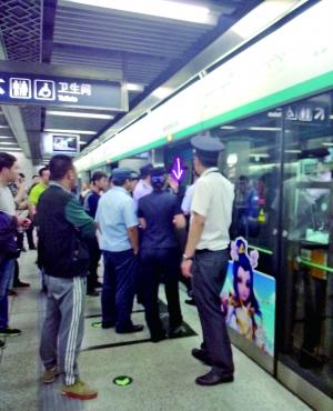 醉酒男不滿地鐵賣(mài)唱行為 扒車(chē)門(mén)攔停地鐵被帶走