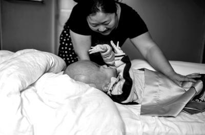 江西“大頭娃娃”順利出院 頭圍達(dá)78厘米(圖) 江西“大頭娃娃”順利出院 頭圍達(dá)78厘米(圖)