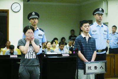 聽到判決，賈某（左）哭了起來。一直到被帶離法庭，夫妻倆沒說一句話