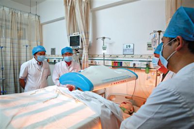 受傷醫(yī)生覃某正在進行治療。昨日上午，醫(yī)生覃某在醫(yī)院乘電梯期間，被一名患者潑汽油并點燃，致重度燒傷。圖/CFP