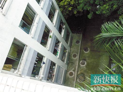 據(jù)目擊者稱,當(dāng)時(shí)墜樓者躺在右排中、下兩個(gè)井蓋中間附近。