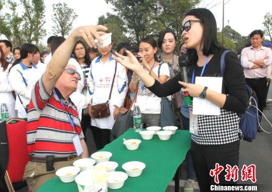 圖為外國友人品嘗揚(yáng)州炒飯。　崔佳明　攝