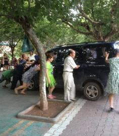 今年夏天壩壩舞成員將一輛小車推向公路。（圖據(jù)網(wǎng)絡(luò)）