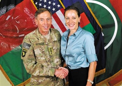 北約公布的一張彼得雷烏斯和布羅德韋爾握手的照片。