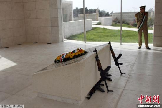 當(dāng)?shù)貢r(shí)間11月11日，約旦河西岸城市拉姆安拉，巴勒斯坦舉行儀式紀(jì)念阿拉法特逝世8周年。