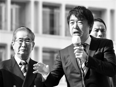 29日，日本著名極右翼分子石原慎太郎（左）和新生代右翼政客橋下徹在東京街頭演講拉票。
